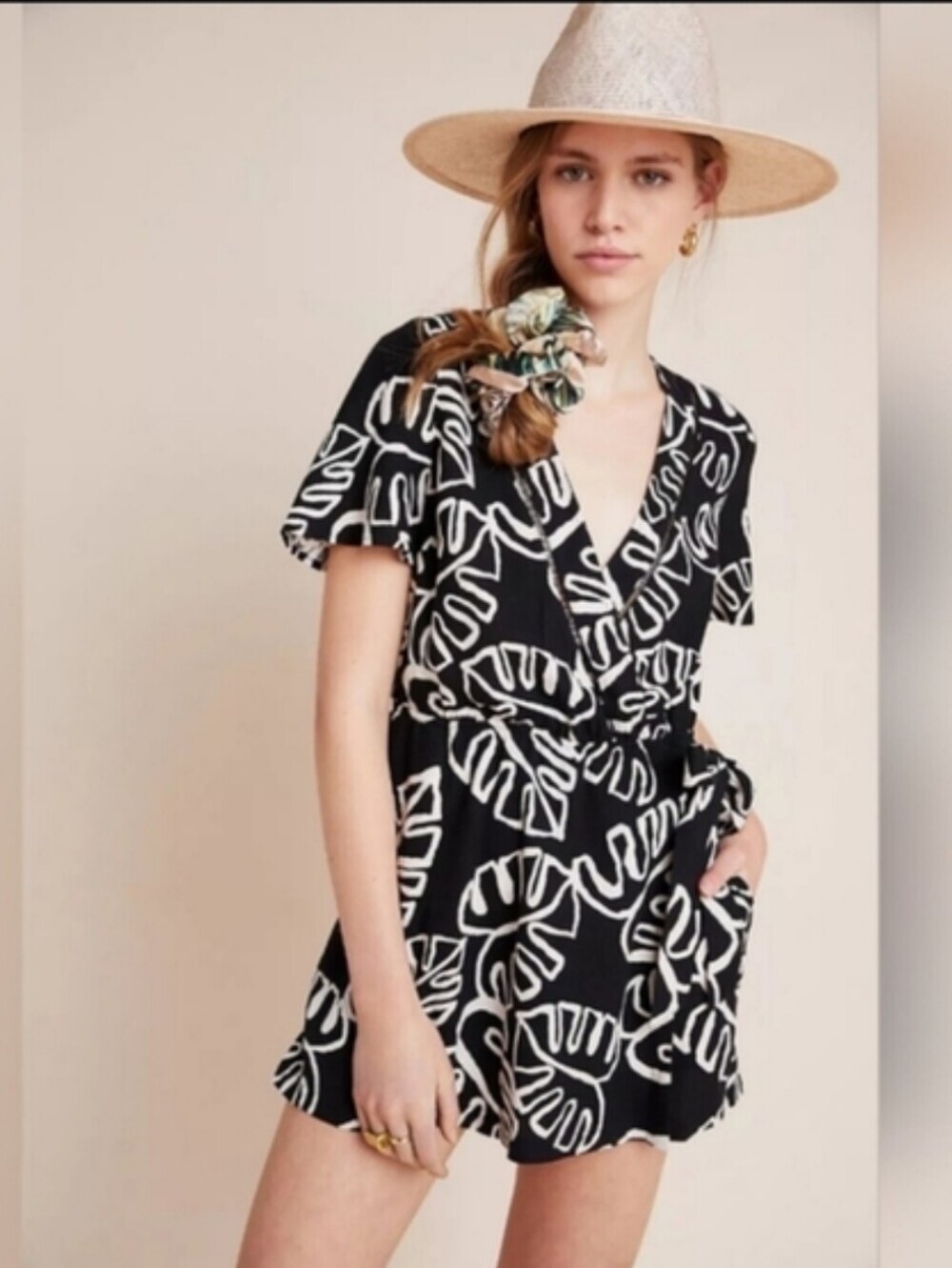 Farm Rio Anthropologie Kiki Surplice Black & White Leaf Print V-Neck Romper XS